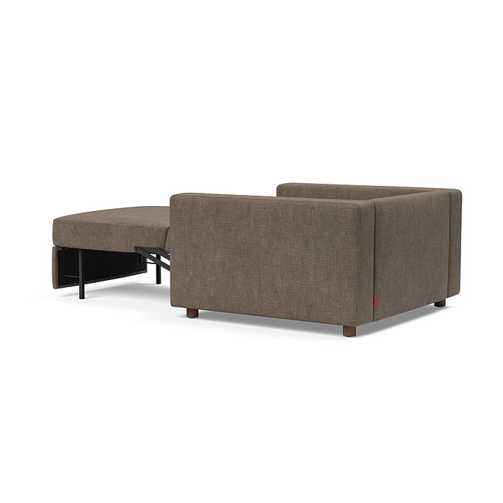 Neah bäddfåtölj med breda armstöd från Danska Innovation living utbäddad